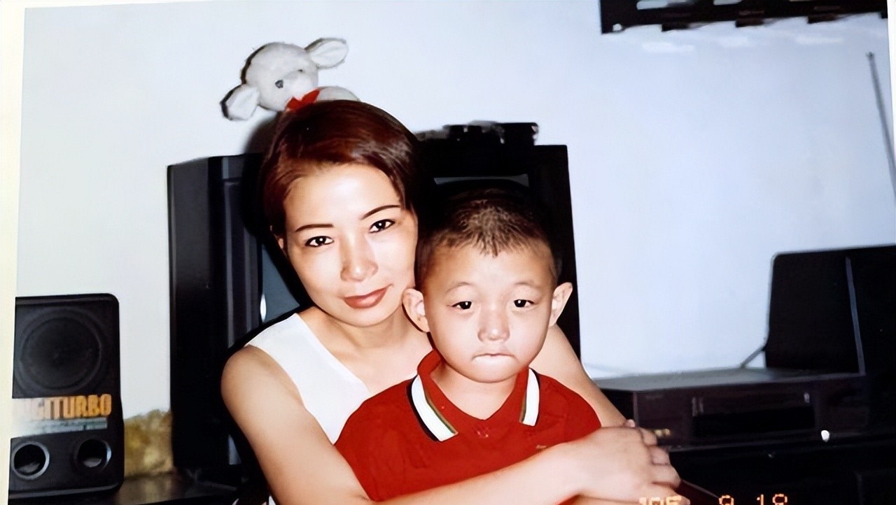 仲小萍现状:62岁气质优雅,和前夫处成朋友,儿子霍尊事业回暖