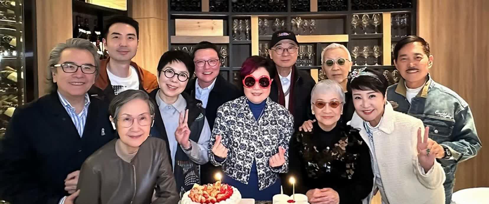 66岁关菊英,罕见露面,八年息影,爱情滋养,与周伟利甜蜜依旧