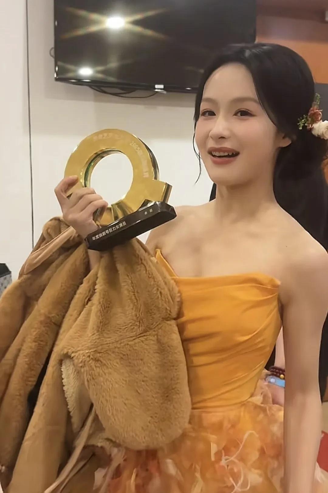 余茵明明又瘦又小于正却对她爱不释手看了她的生活照就懂了