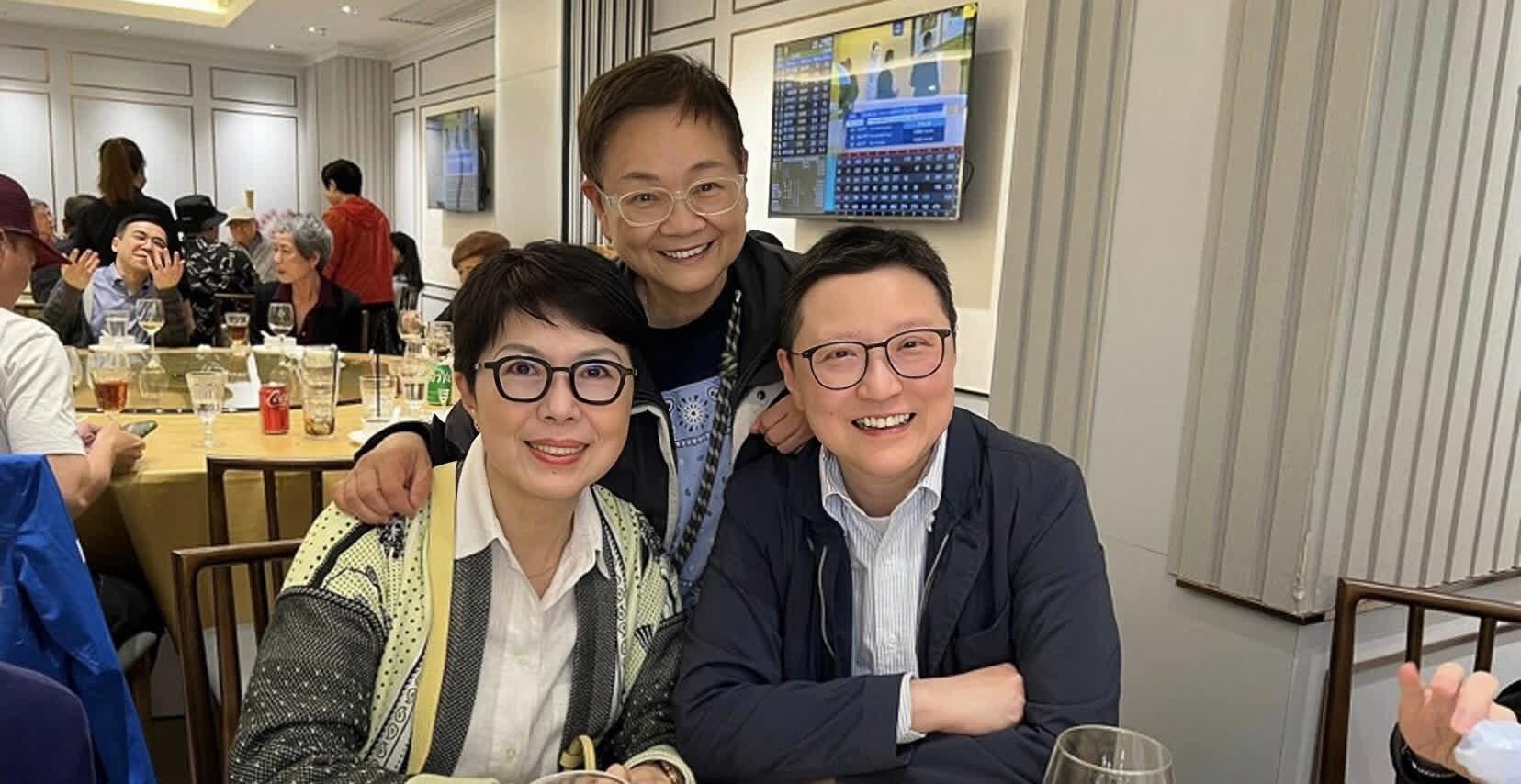 66岁关菊英,罕见露面,八年息影,爱情滋养,与周伟利甜蜜依旧