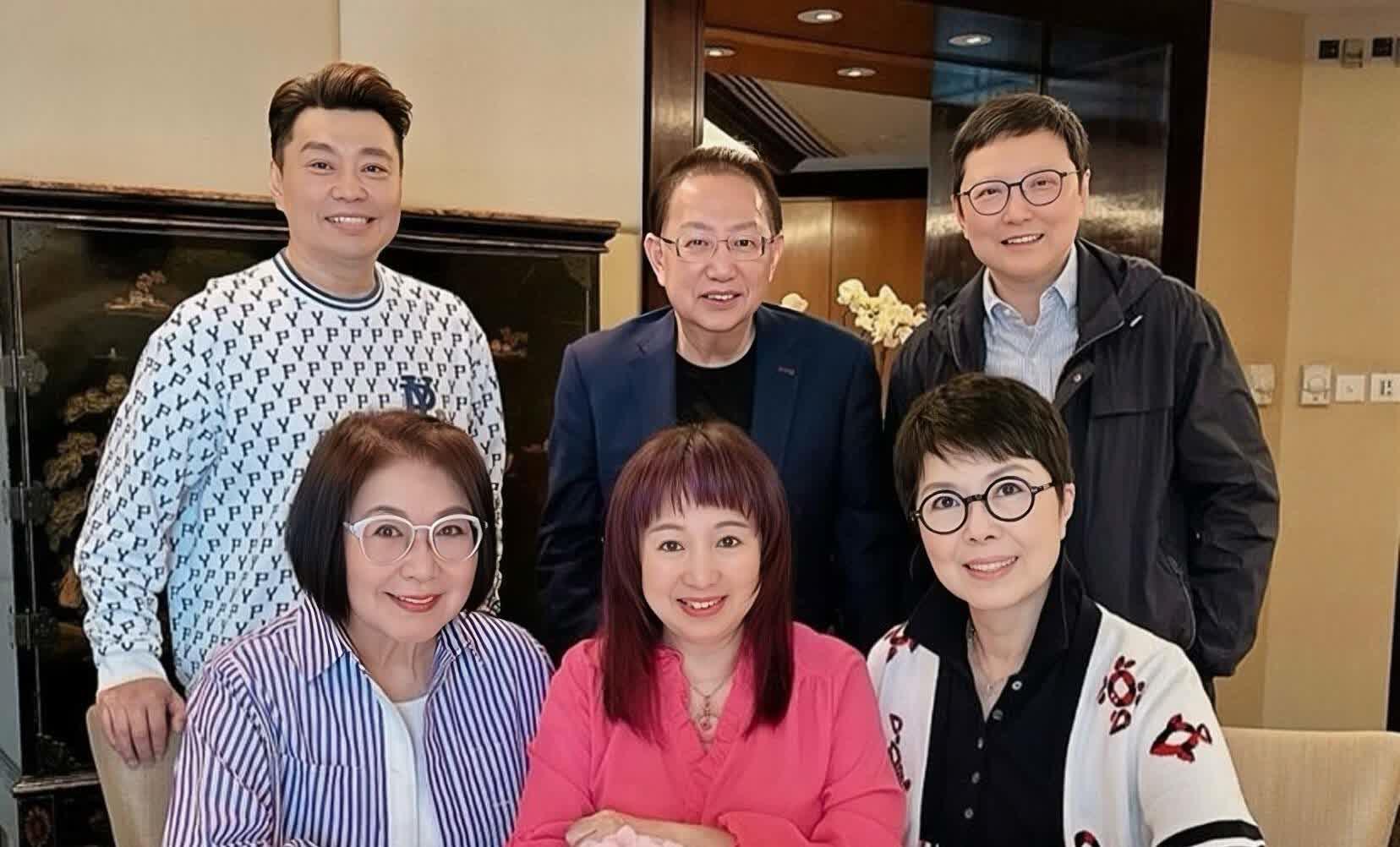 66岁关菊英,罕见露面,八年息影,爱情滋养,与周伟利甜蜜依旧