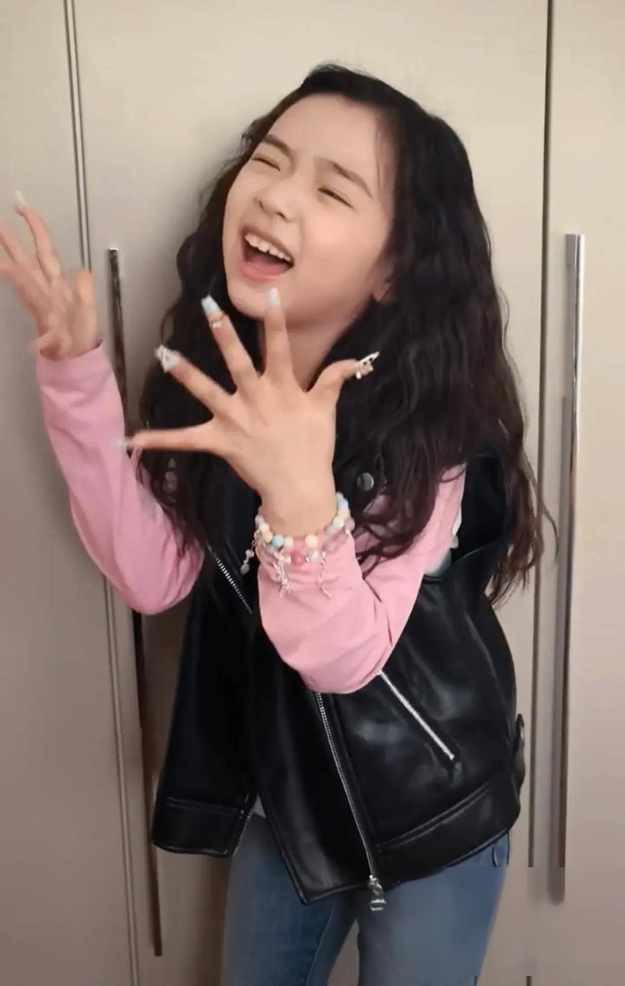 董璇携女看汪苏泷演唱会小酒窝卷毛超美美甲吸睛
