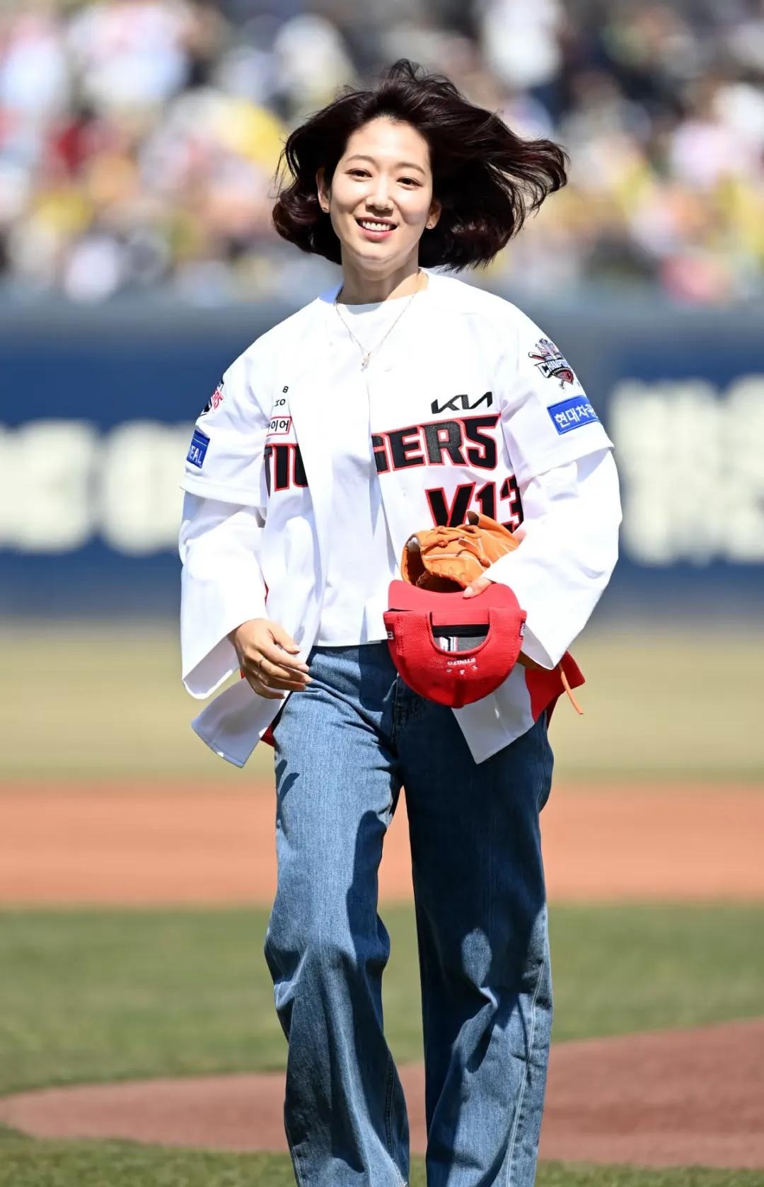 朴信惠为棒球开球,短发造型太显老,不仅颈纹明显还有双下巴