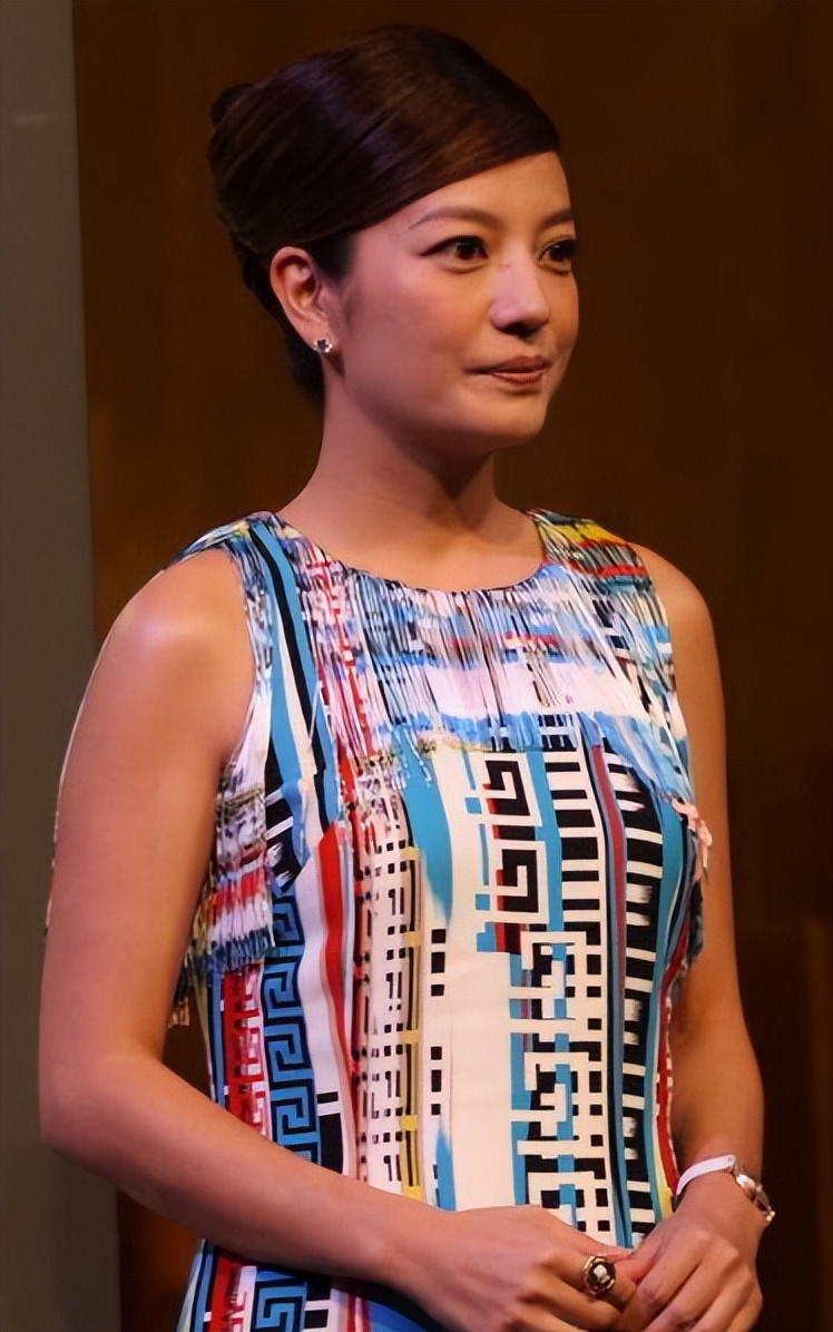 事业没了,婚也离了!49岁赵薇再曝近况