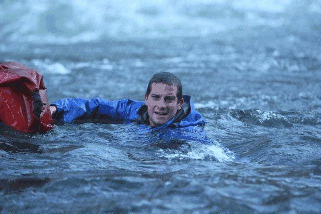 贝爷海上漂流能撑多久?其求生秘技大海上效果几何?