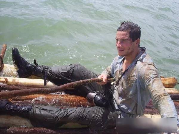 贝爷海上漂流能撑多久?其求生秘技大海上效果几何?