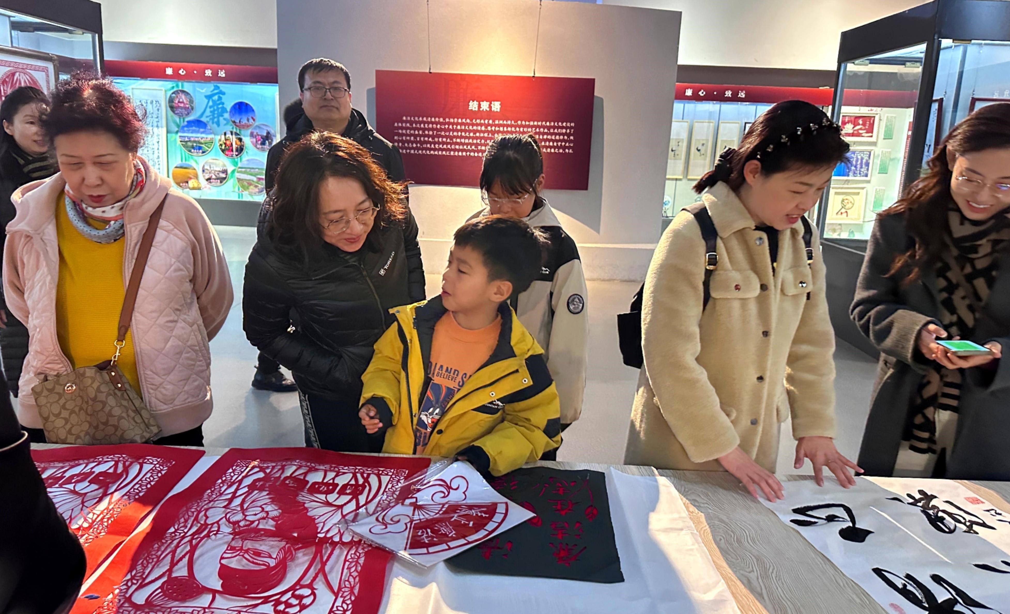 市博物馆反腐艺术展:剪纸传承初心书法寄托清风