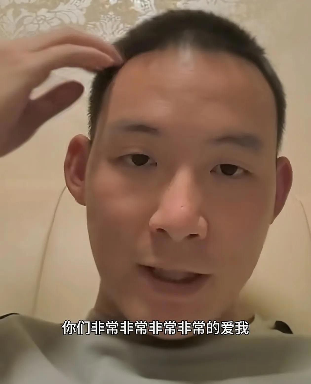 谢爸说离别时不会哭结果还是抱头痛哭儿子发的视频让他哭三次
