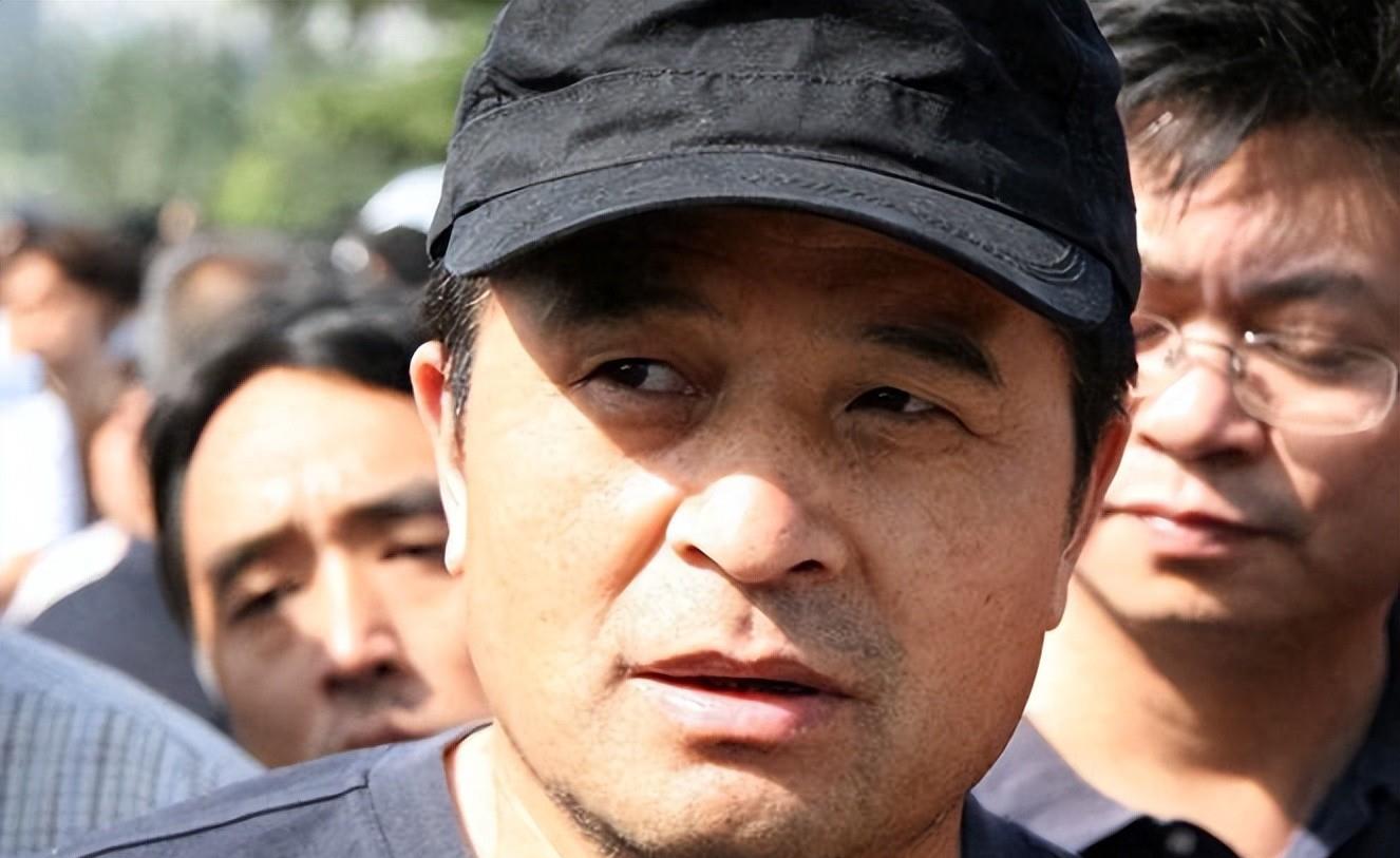 66岁毕福剑近况,与老友打球