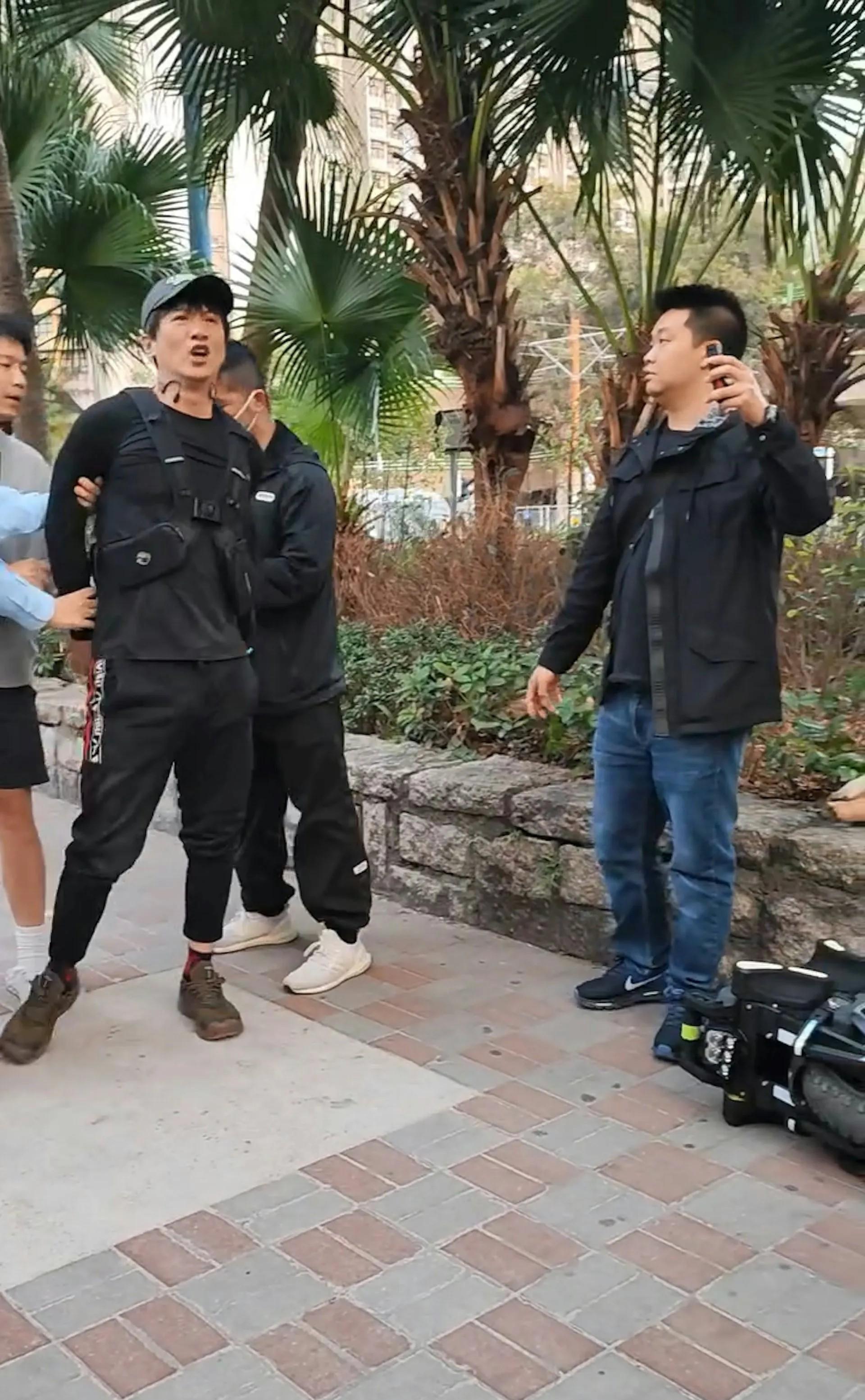 香港艺人周永恒被警察按倒在地现场影片曝光大批网民围观