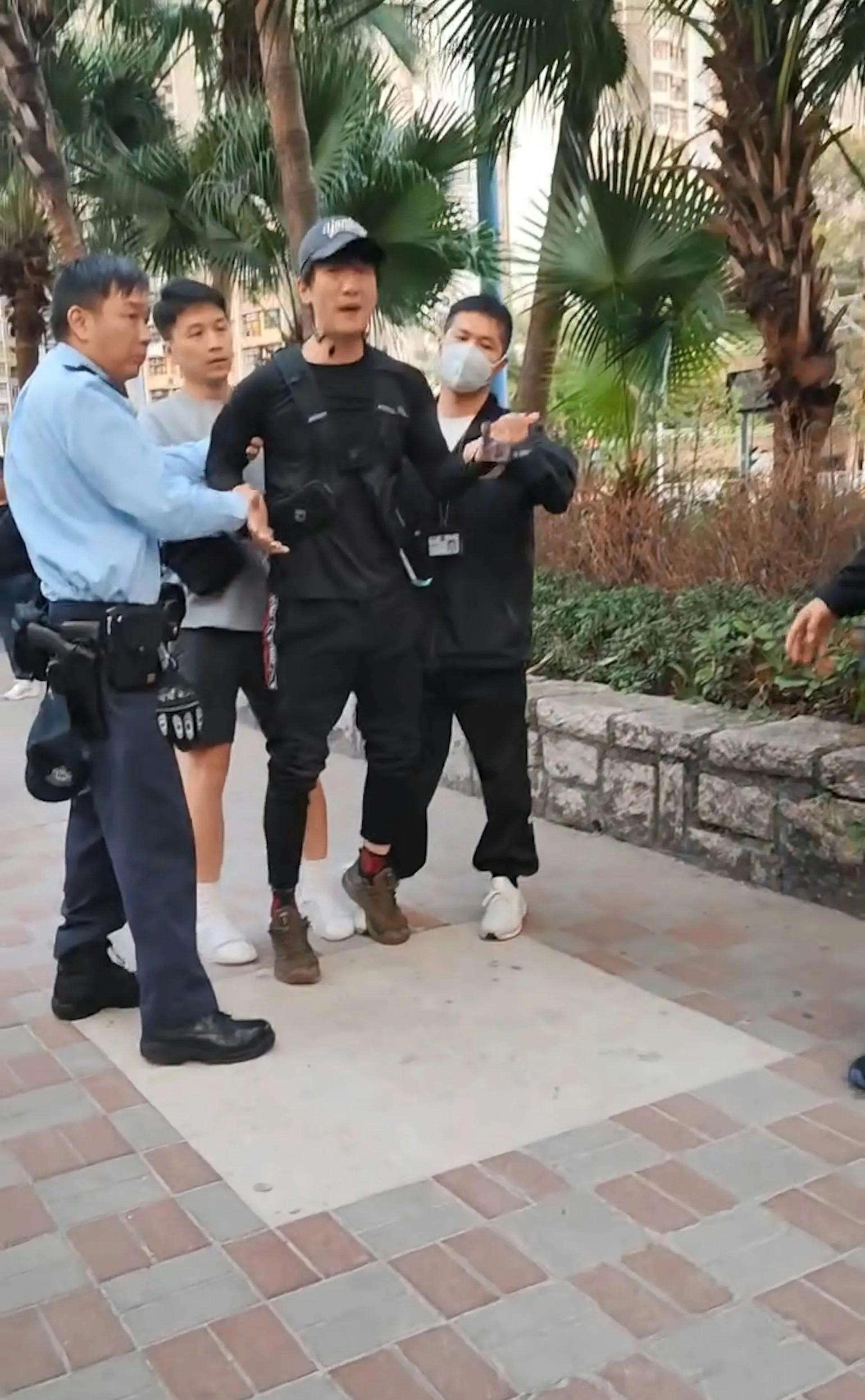 香港艺人周永恒被警察按倒在地现场影片曝光大批网民围观
