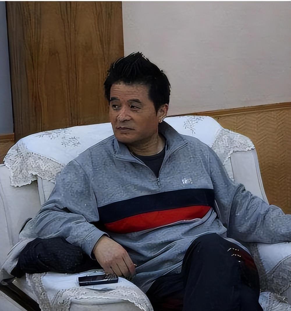 66岁毕福剑近况,与好友打篮球,脸上老年斑明显,头发杂乱无章