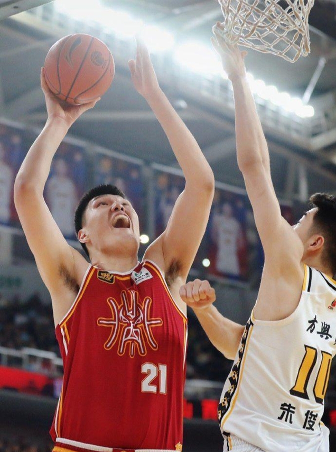 山西男篮的内线大个,刘传兴,今天在对阵北控的比赛里,看上去有