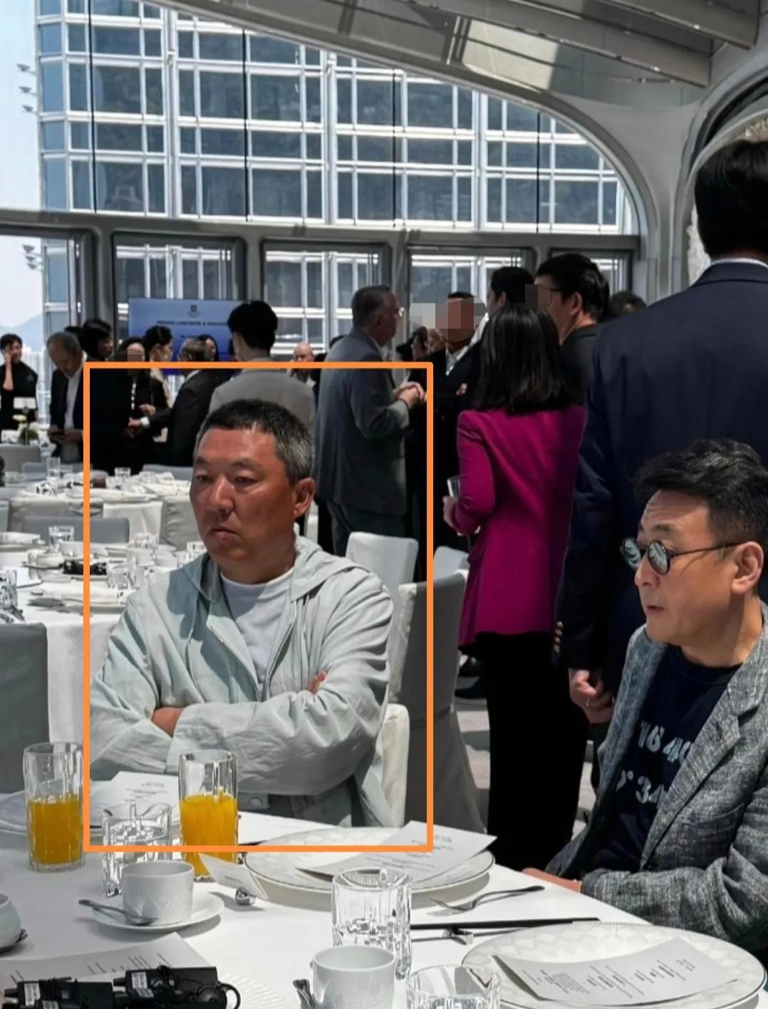 57岁孙东海参加香港午宴,白头发脸通红,曾与李小冉殷桃谈过恋爱