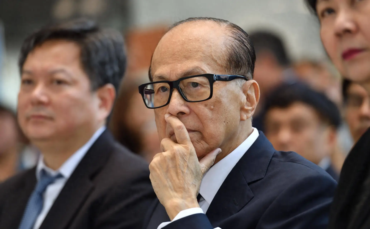 李嘉诚被骂，一点也不冤，最后一点名声都败光了