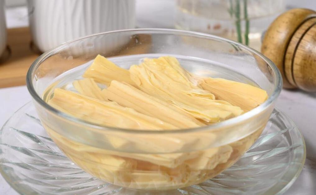 快速泡发腐竹的妙招,热水里加2白材料,泡发均匀不夹生超省时