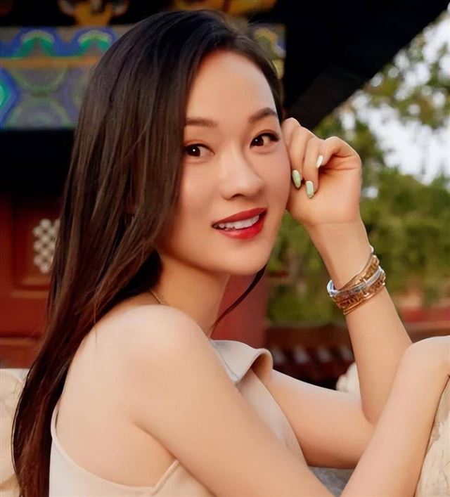 霍思燕和杜江现身西藏,植发失败身材走形严重,被曝捐15000贴金
