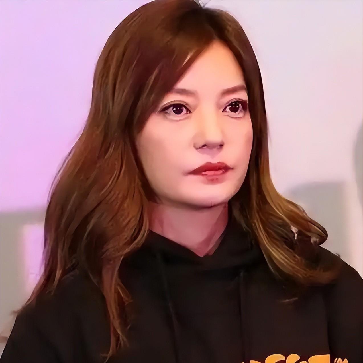 无望翻身!49岁赵薇近况再曝:事业受挫婚姻破裂,换发型难掩疲惫