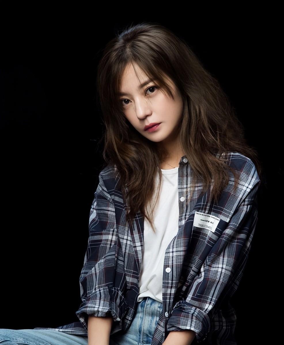 无望翻身!49岁赵薇近况再曝:事业受挫婚姻破裂,换发型难掩疲惫