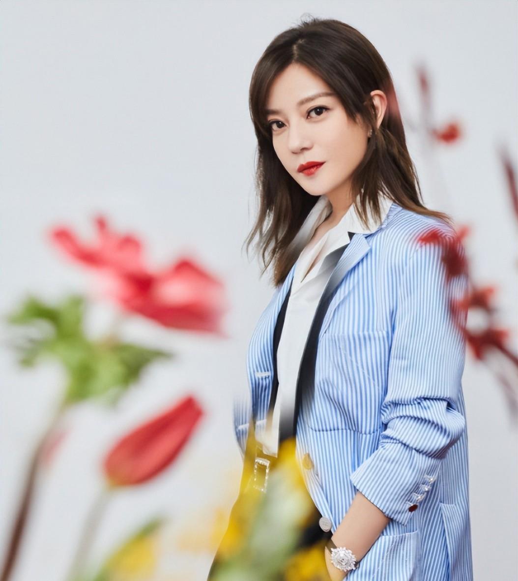 无望翻身!49岁赵薇近况再曝:事业受挫婚姻破裂,换发型难掩疲惫