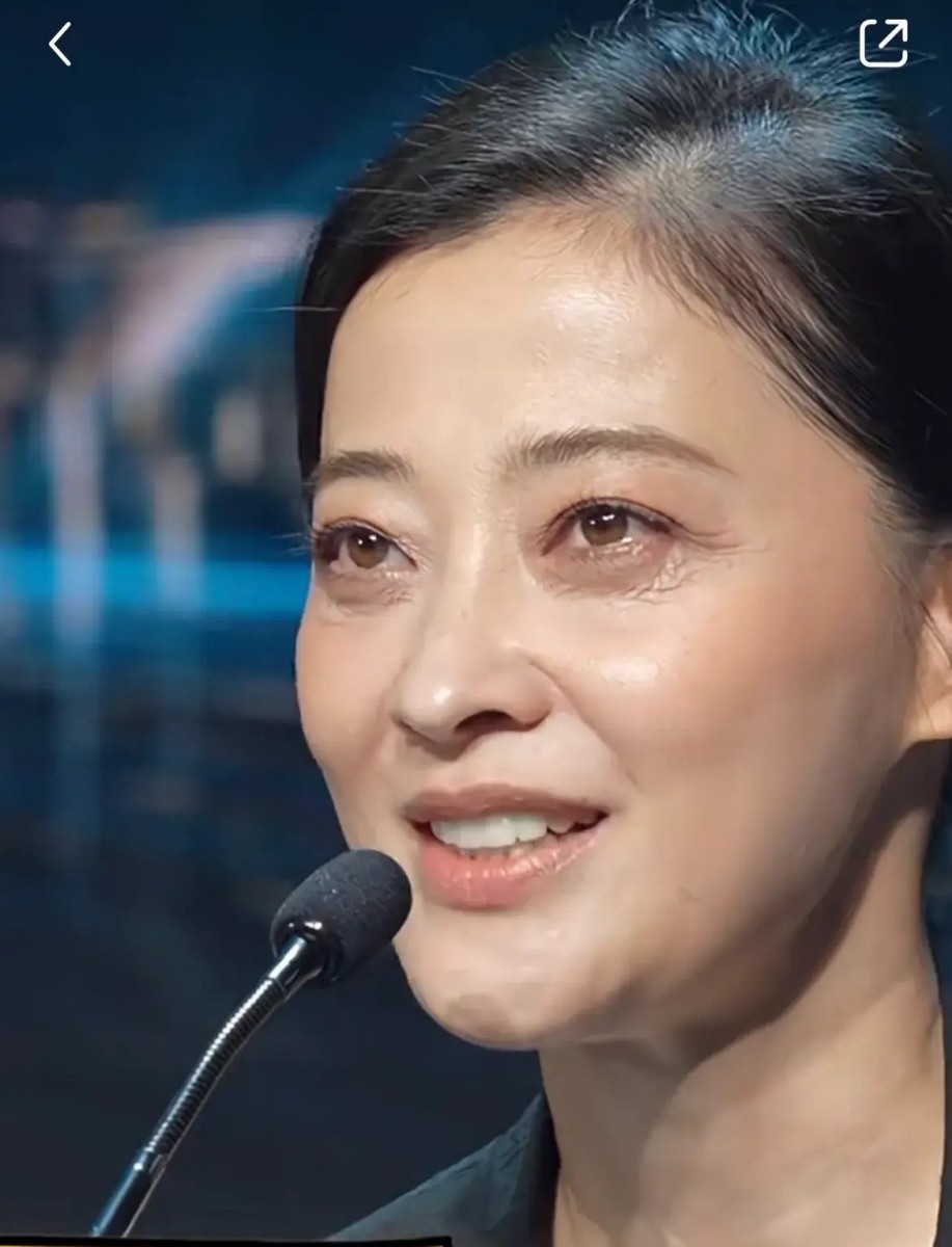 "梅婷摸着鱼尾纹乐:"这可都是攒了四