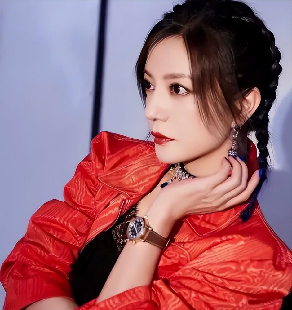 无望翻身!49岁赵薇近况再曝:事业受挫婚姻破裂,换发型难掩疲惫