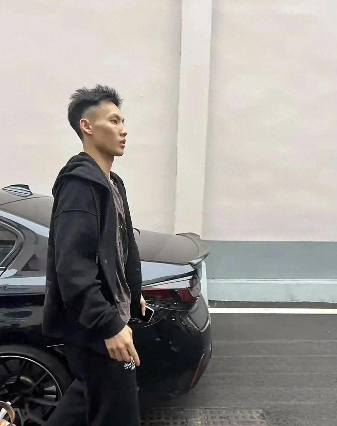 "你这发型得抹半瓶发胶吧?"老王开玩笑地拍了拍徐杰硬得像钢筋的小腿