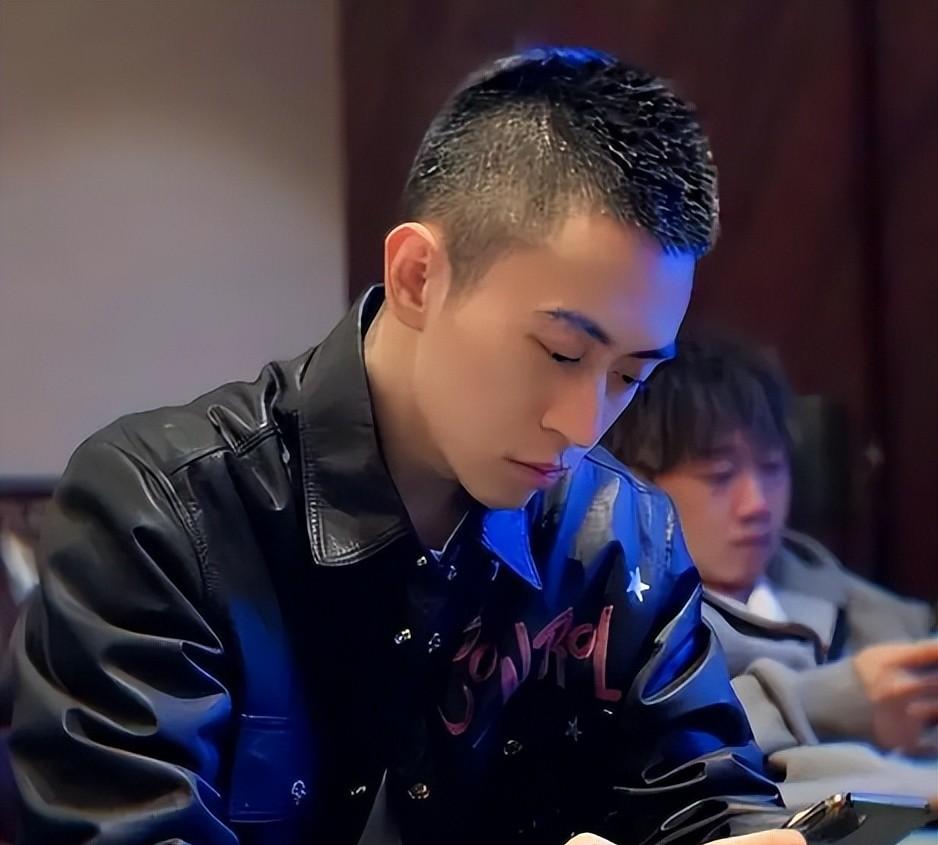 手戴名表身乘私人飞机!"沪上皇"秦奋的真实身份