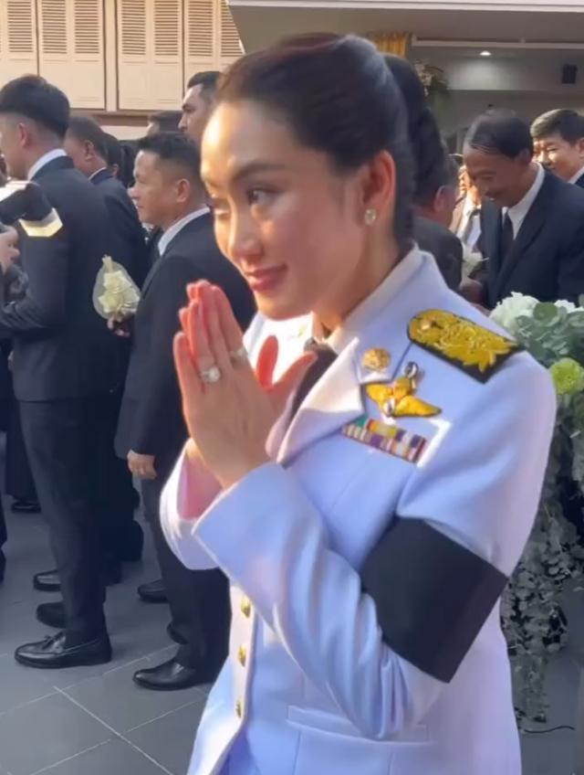 泰国美女总理外婆葬礼上待客,钻石配制服惹眼,他信含泪送前岳母