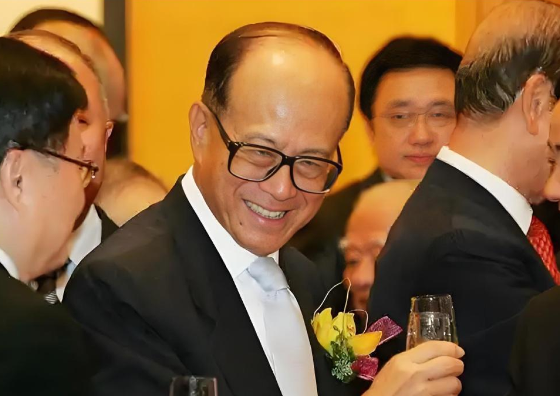 李嘉诚旗下回应，结局迎来全面反转，却背负了一世骂名！