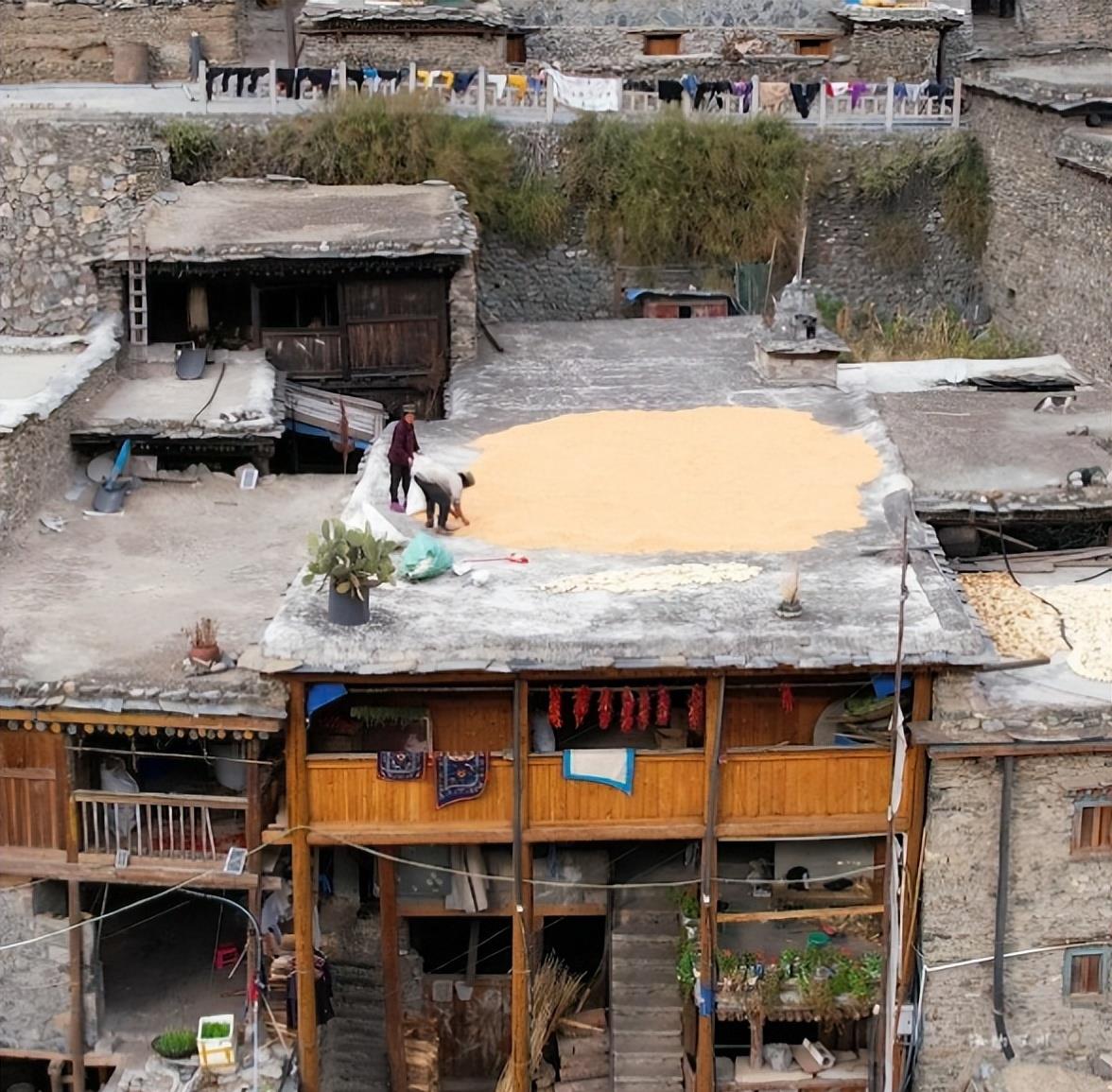 四川木里县俄亚大村,近半数家庭坚守一妻多夫制,背后缘由几何?