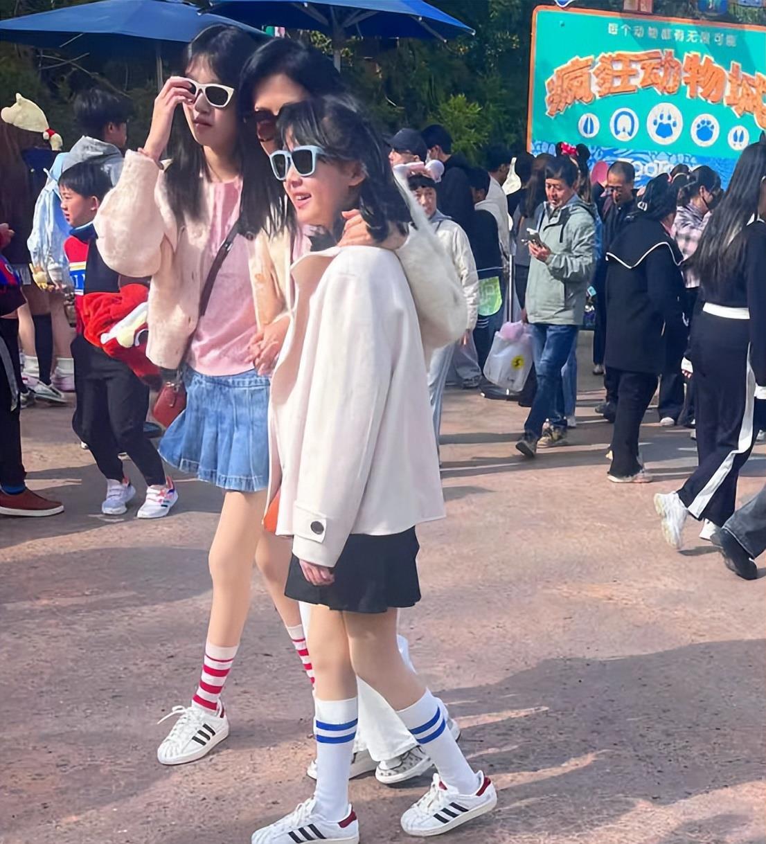 在上海偶然碰见鲍蕾带女儿游玩16岁贝儿修长腿部引人注目
