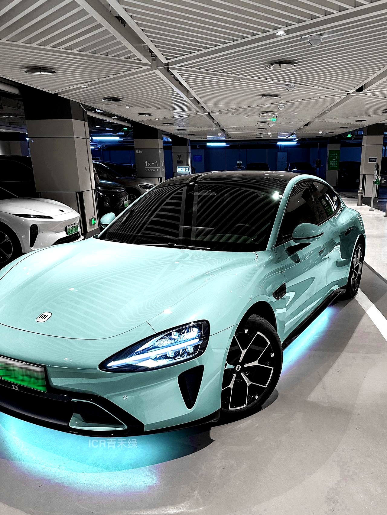 这是一辆改了色的小米su7,薄荷绿的车