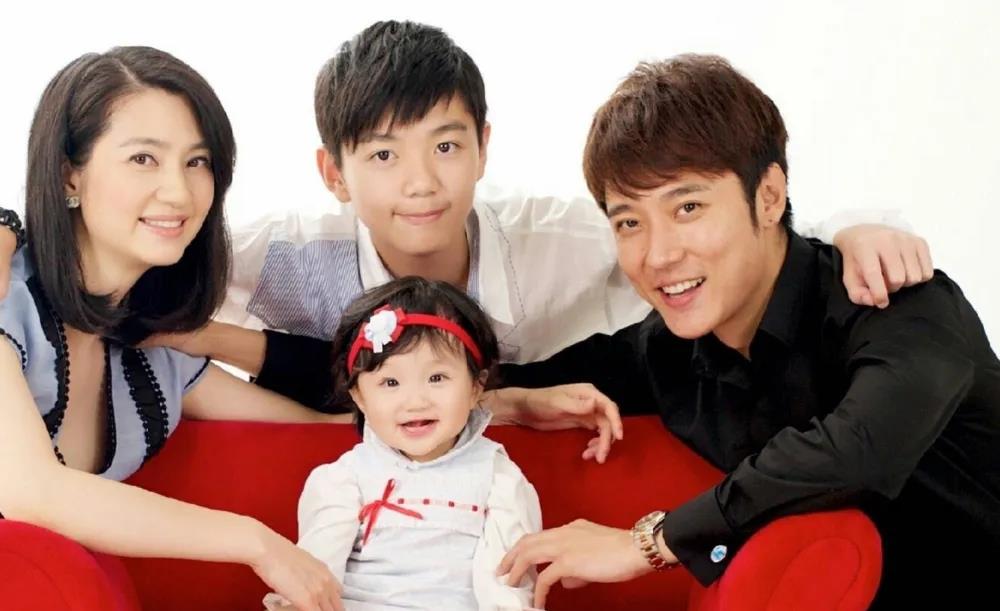 洪欣的儿子为继父庆祝生日,44岁的张丹峰与张镐濂欢乐拥抱