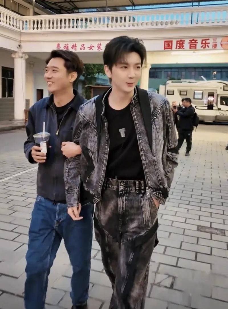 洪欣的儿子为继父庆祝生日,44岁的张丹峰与张镐濂欢乐拥抱