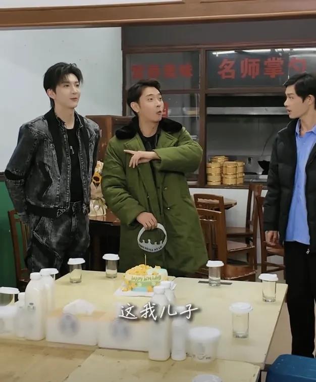 洪欣的儿子为继父庆祝生日,44岁的张丹峰与张镐濂欢乐拥抱