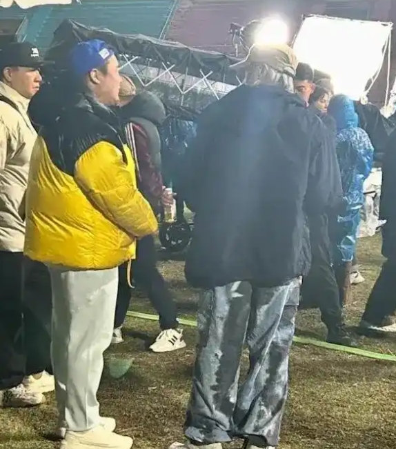 62岁周星驰《女足》片场照片曝光,脚踩拖鞋满头白发