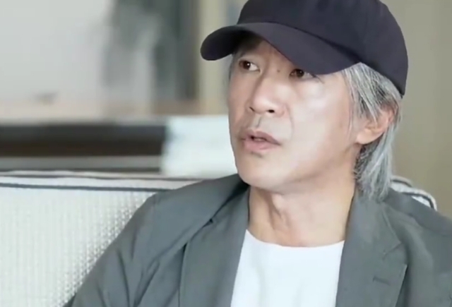 62岁周星驰《女足》片场照片曝光,脚踩拖鞋满头白发