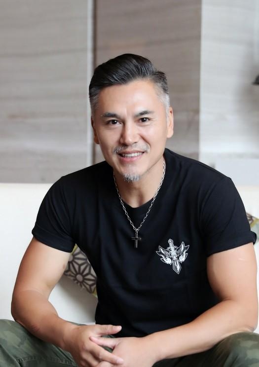 57岁淳于珊珊定居澳大利亚太潇洒!草地上做后空翻,状态不输20岁