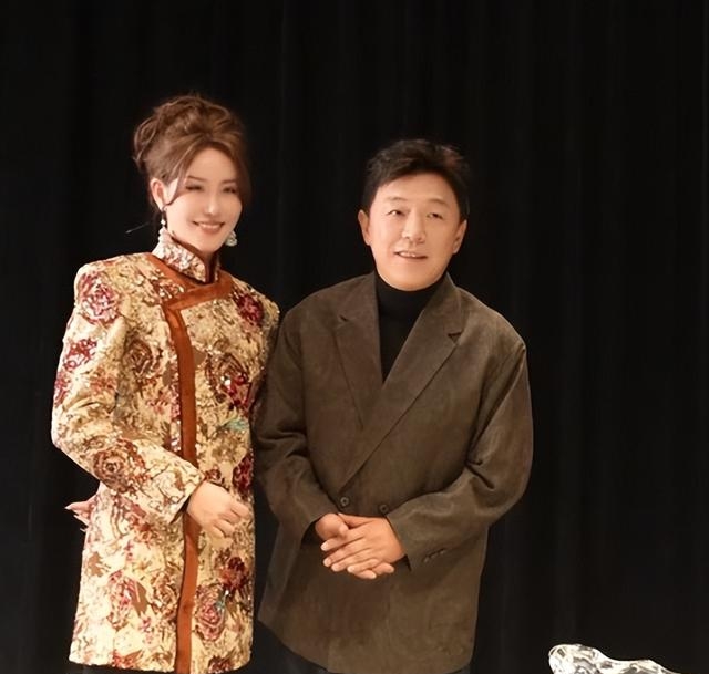 黄渤一家三口在三亚旅游,老婆快50岁还打扮精致,女儿随他长相很