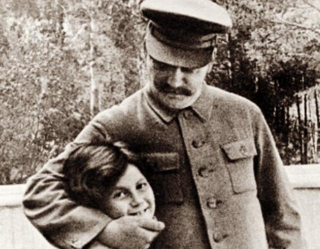 斯大林儿子瓦西里:开过飞机,当过司令,关过监狱,跪过赫鲁晓夫