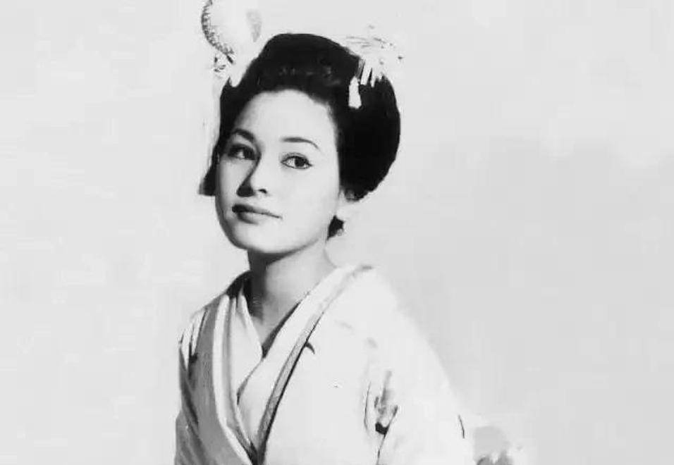 黛薇夫人朱唇皓齿!艳色绝世,难怪他会神魂颠倒