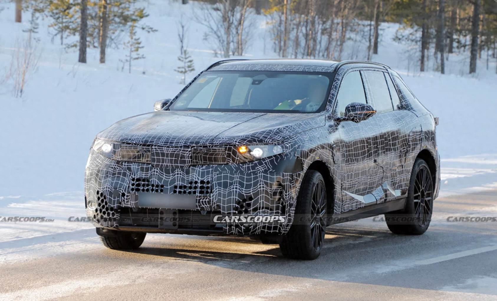 全新一代宝马x5路试谍照曝光,超窄双肾格栅吸睛