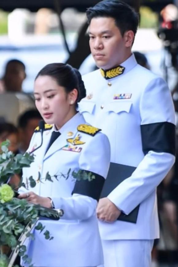 泰国美女总理外婆葬礼上待客,钻石配制服惹眼,他信含泪送前岳母