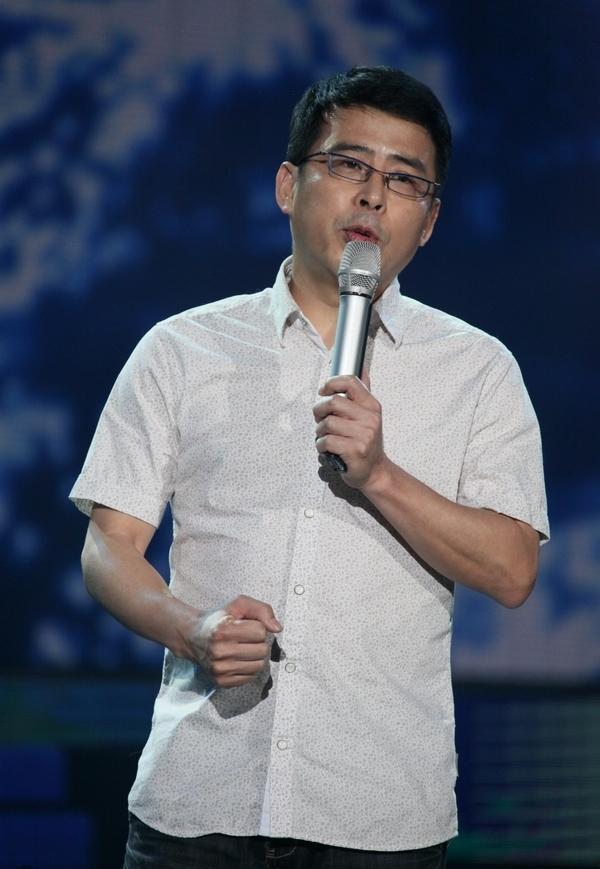 前央视主持人阿丘自毁前程,包养女大学生,口无遮拦被除名