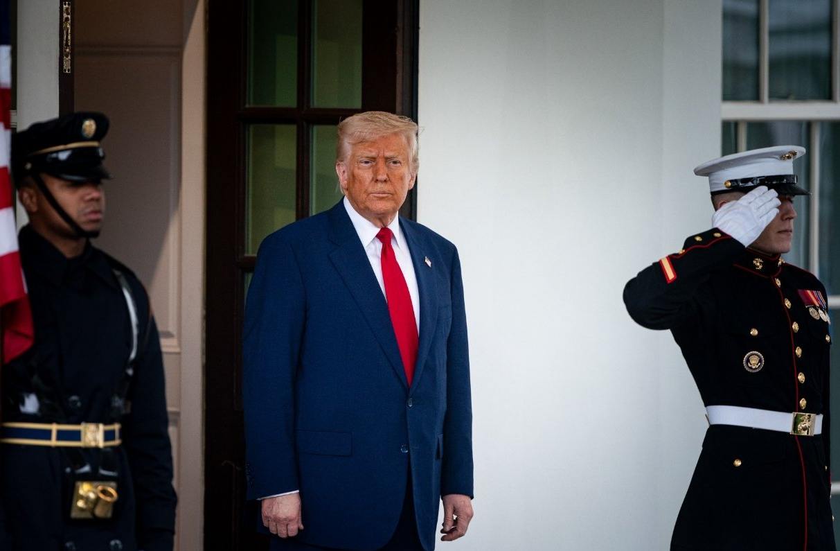 关税战已打响!美国iPhone售价可能翻倍,中国会涨多少?