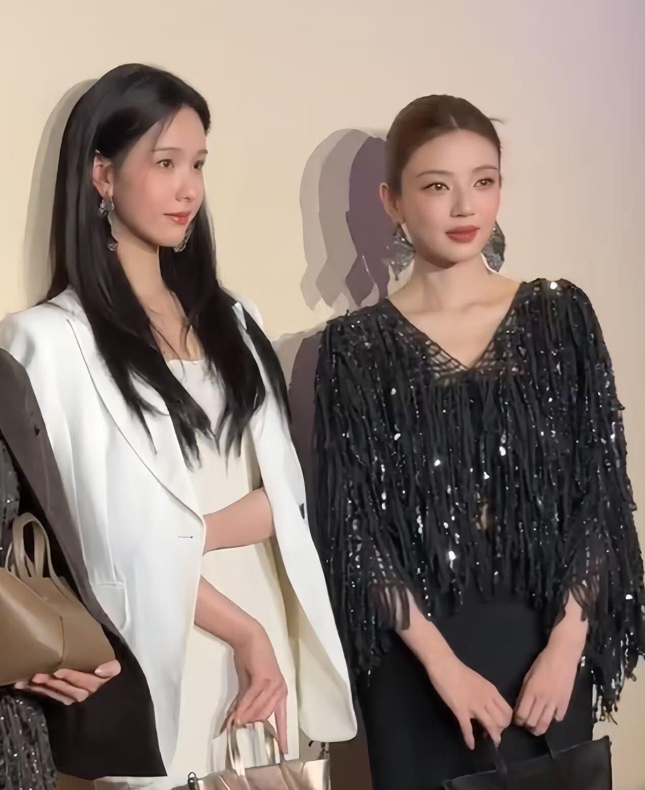 成都晚宴合影暴露咖位陈都灵靠边站陆柯燃硬挤c位无人敢争