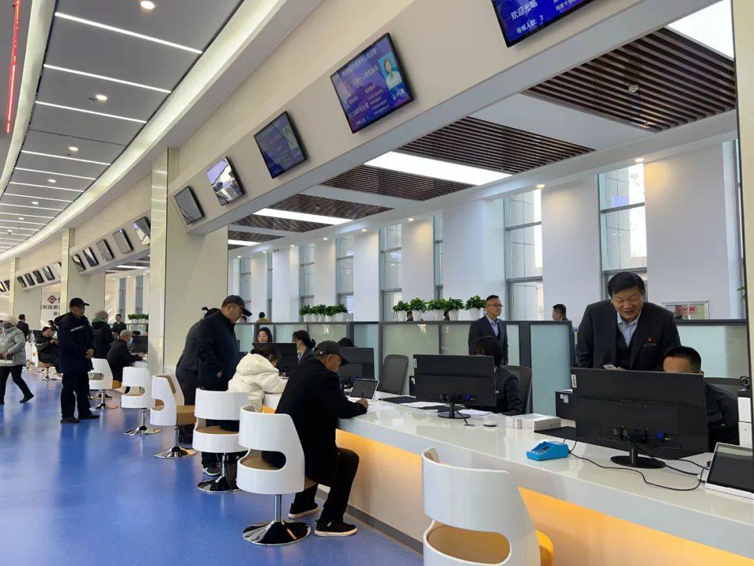 参加同学会被初恋和丈夫嘲讽奚落,我不动声色,2天后他们悔不当初