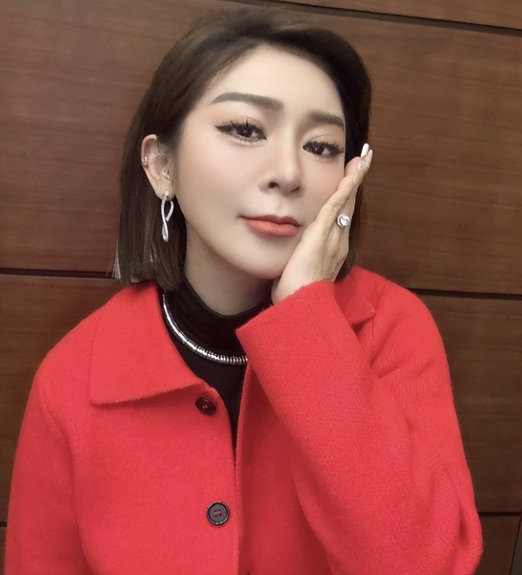 56岁"台湾滨崎步"王彩桦曝现状,大变脸认不出被网友嘲?