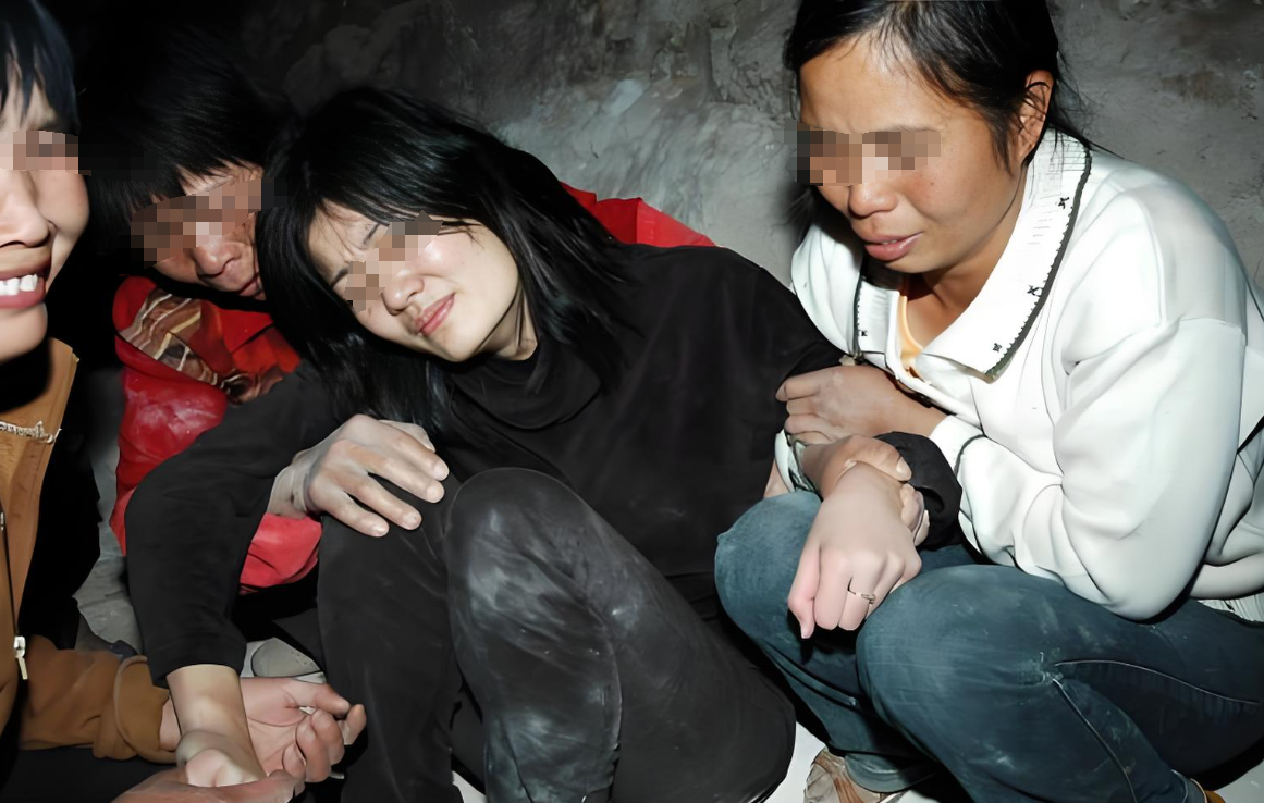 春运高铁上人贩子把我拐卖了,再睁眼四面都是竹林,可这是我老家啊,门
